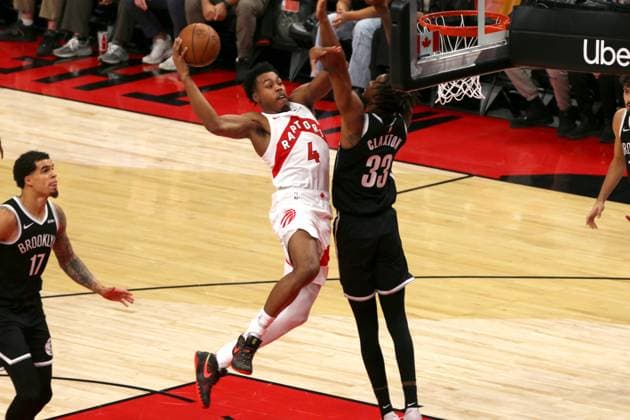 Scottie Barnes (L) of the Toronto Raptors vies for the ball with Nicolas Claxton (R) of the Brooklyn Nets during an NBA, Basketball Herren, USA game between the Toronto Raptors and Brooklyn Nets at Scotiabank Arena in Toronto, Canada, 17 October 2025. NBA: Toronto Raptors - Brooklyn Nets !ACHTUNG: NUR REDAKTIONELLE NUTZUNG!  Copyright: xJulioxCesarxRivasx AME9142 20251018-55018259282_1