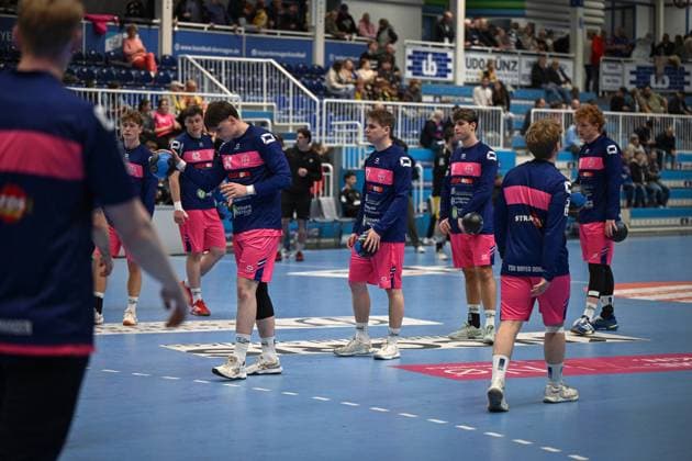 Deutschland, Handball, 2. Bundesliga, 8. Spieltag, 2025 2026, TSV Bayer Dormagen vs HSG Krefeld Niederrhein, 17.10.2025, TSV Bayer Sportcenter, Dormagen, Deutschland, Mannschaft von Bayer Dormagen beim Warm-up Copyright: xMarkusxVerwimpx