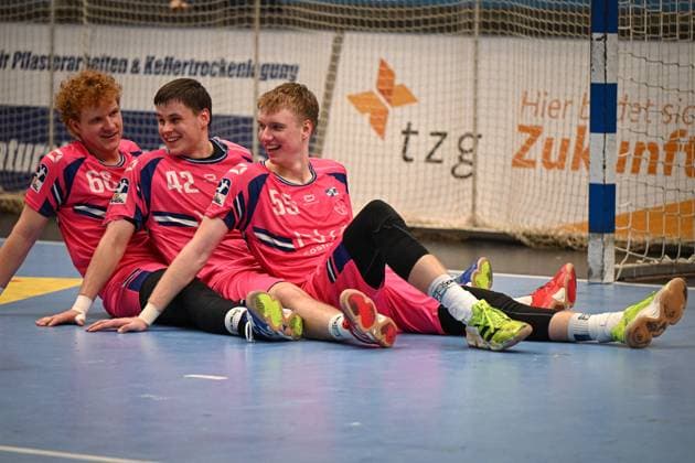 Deutschland, Handball, 2. Bundesliga, 8. Spieltag, 2025 2026, TSV Bayer Dormagen vs HSG Krefeld Niederrhein, 17.10.2025, TSV Bayer Sportcenter, Dormagen, Deutschland, Mannschaft von Bayer Dormagen feiert den Sieg Copyright: xMarkusxVerwimpx