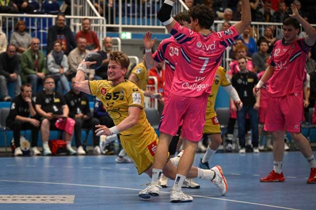 Deutschland, Handball, 2. Bundesliga, 8. Spieltag, 2025 2026, TSV Bayer Dormagen vs HSG Krefeld Niederrhein, 17.10.2025, TSV Bayer Sportcenter, Dormagen, Deutschland, Torwurf Niklas Ingenpaß (HSG Krefeld Niederrhein, 55) in Bedrängnis Copyright: xMarkusxVerwimpx