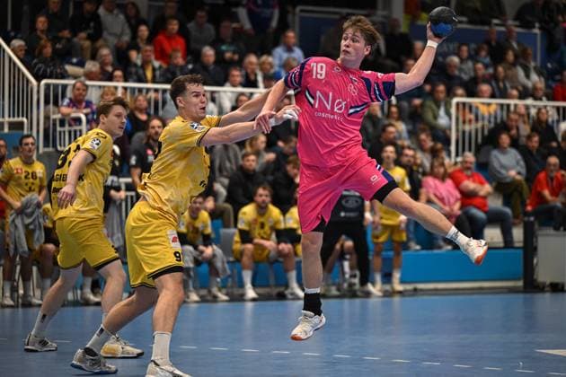 Deutschland, Handball, 2. Bundesliga, 8. Spieltag, 2025 2026, TSV Bayer Dormagen vs HSG Krefeld Niederrhein, 17.10.2025, TSV Bayer Sportcenter, Dormagen, Deutschland, Torwurf von Finn Schroven (TSV Bayer Dormagen, 19) gegen Matija Mircic (HSG Krefeld Niederrhein, 97) Copyright: xMarkusxVerwimpx