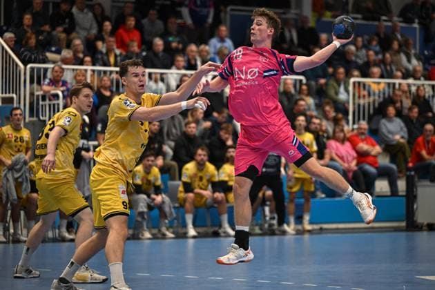 Deutschland, Handball, 2. Bundesliga, 8. Spieltag, 2025 2026, TSV Bayer Dormagen vs HSG Krefeld Niederrhein, 17.10.2025, TSV Bayer Sportcenter, Dormagen, Deutschland, Torwurf von Finn Schroven (TSV Bayer Dormagen, 19) gegen Matija Mircic (HSG Krefeld Niederrhein, 97) Copyright: xMarkusxVerwimpx