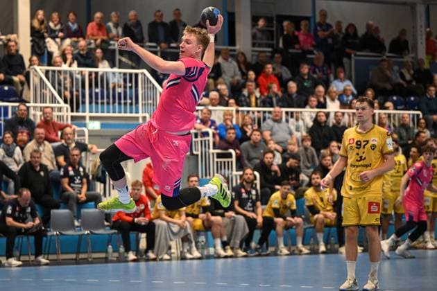 Deutschland, Handball, 2. Bundesliga, 8. Spieltag, 2025 2026, TSV Bayer Dormagen vs HSG Krefeld Niederrhein, 17.10.2025, TSV Bayer Sportcenter, Dormagen, Deutschland, Frederik Sondermann (TSV Bayer Dormagen, 55) beim Sprungwurf Copyright: xMarkusxVerwimpx