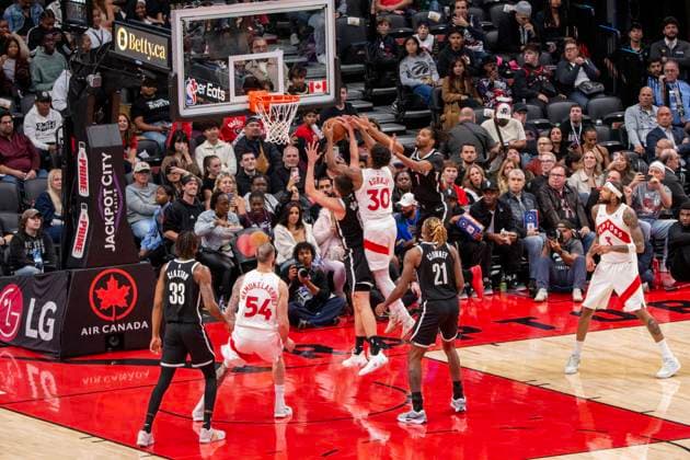 Ochai Agbaji (C-R) of the Toronto Raptors vies for the ball with Egor Demin (C-L) of the Brooklyn Nets during an NBA, Basketball Herren, USA game between the Toronto Raptors and Brooklyn Nets at Scotiabank Arena in Toronto, Canada, 17 October 2025. NBA: Toronto Raptors - Brooklyn Nets !ACHTUNG: NUR REDAKTIONELLE NUTZUNG!  Copyright: xJulioxCesarxRivasx AME9164 20251018-55018259474_1
