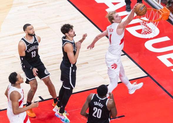 (251018) -- TORONTO, Oct. 18, 2025 -- Gradey Dick (1st R) of Toronto Raptors dunks during the 2025-2026 NBA, Basketball Herren, USA preseason game between Toronto Raptors and Brooklyn Nets in Toronto, Canada, on Oct. 17, 2025. (Photo by Xinhua) (SP)CANADA-TORONTO-NBA-PRESEASON-NETS VS RAPTORS ZouxZheng 