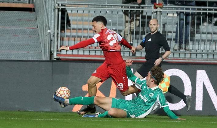 17.10.2025, xfsx, Herren, Fussball, Saison 2025 2026, Regionalliga Bayern, 14. Spieltag: FC Wuerzburger Kickers - SpVgg Greuther Fuerth II v.li.: Dion Berisha (FC Wuerzburger Kickers), Nikolaos Vakouftsis (SpVgg Greuther Fuerth II) Wuerzburg AKON ARENA Bayern Deutschland