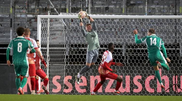 17.10.2025, xfsx, Herren, Fussball, Saison 2025 2026, Regionalliga Bayern, 14. Spieltag: FC Wuerzburger Kickers - SpVgg Greuther Fuerth II v.li.: Lucas Torres Farias (SpVgg Greuther Fuerth II), Philipp Ochs (FC Wuerzburger Kickers), Daniel Haegele (FC Wuerzburger Kickers), Johann Hipper (FC Wuerzburger Kickers), Tarsis Bonga (FC Wuerzburger Kickers), Yannick Scholz (SpVgg Greuther Fuerth II) Wuerzburg AKON ARENA Bayern Deutschland