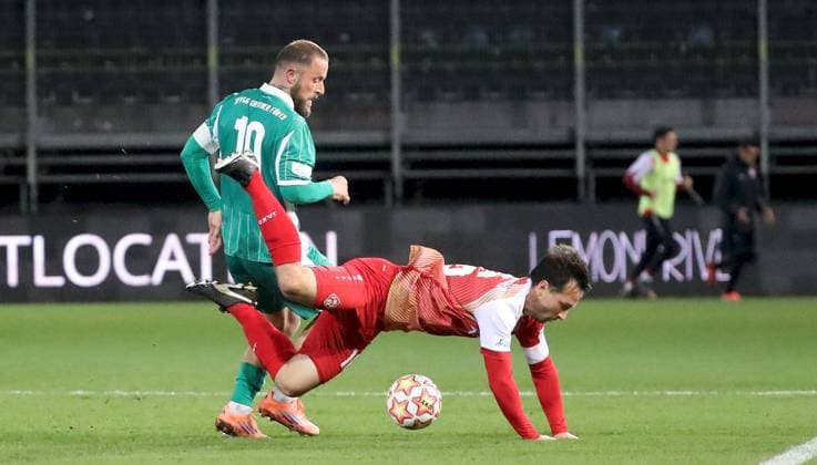 17.10.2025, xfsx, Herren, Fussball, Saison 2025 2026, Regionalliga Bayern, 14. Spieltag: FC Wuerzburger Kickers - SpVgg Greuther Fuerth II v.li.: Daniel Adlung (SpVgg Greuther Fuerth II), Peter Kurzweg (FC Wuerzburger Kickers) Wuerzburg AKON ARENA Bayern Deutschland