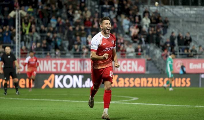 17.10.2025, xfsx, Herren, Fussball, Saison 2025 2026, Regionalliga Bayern, 14. Spieltag: FC Wuerzburger Kickers - SpVgg Greuther Fuerth II v.li.: Dominik Meisel (FC Wuerzburger Kickers) mit Torjubel, celebrate the goal, goal celebration, Jubel ueber das Tor zum 2:0, Freisteller, Einzelbild, Aktion Wuerzburg AKON ARENA Bayern Deutschland