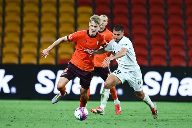 25-26 A-League Season Opener - Brisbane Roar vs Macarthur FC in Brisbane, Australia - 17th Oct 2025 Harry Politidis of Macarthur FC and Sam Klein of Brisbane Roar seen in action during the Brisbane Roar vs Macarthur game at Suncorp Stadium. Final Score : Brisbane Roar 1: 0 Macarthur FC Brisbane Australia Copyright: xJacobxBriantx xSOPAxImagesx Brisbane Roar vs Macarthur FC 23