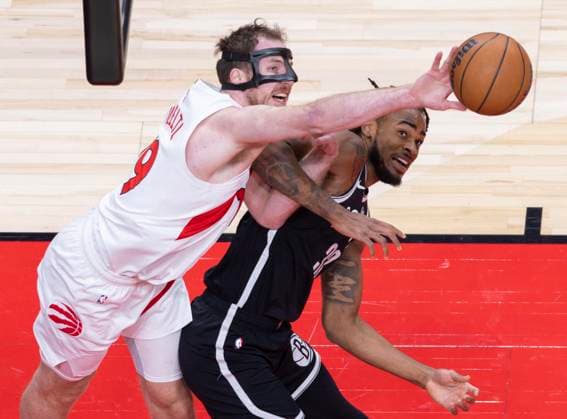 (251018) -- TORONTO, Oct. 18, 2025 -- Jakob Poeltl (L) of Toronto Raptors vies with Nic Claxton of Brooklyn Nets during the 2025-2026 NBA, Basketball Herren, USA preseason game between Toronto Raptors and Brooklyn Nets in Toronto, Canada, on Oct. 17, 2025. (Photo by Xinhua) (SP)CANADA-TORONTO-NBA-PRESEASON-NETS VS RAPTORS ZouxZheng 