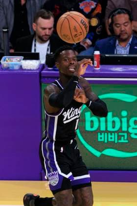 October 17, 2025, Los Angeles, California, USA: Dennis Schroder 17 of the Sacramento Kings passes the ball during their preseason NBA, Basketball Herren, USA game against the Los Angeles Lakers on Friday October 17, 2025 at Crypto.com Arena in Los Angeles, California. ARIANA RUIZ PI Los Angeles USA - ZUMAp124 20251017_zaa_p124_040 Copyright: xArianaxRuizx