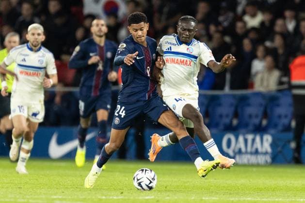 Paris Saint-Germain FC v RC Strasbourg Alsace - Ligue 1 McDonald s Senny Mayulu of Paris Saint-Germain (L) and Guemissongui Ouattara of RC Strasbourg Alsace participate in the French L1 football match between Paris Saint-Germain (PSG) and RC Strasbourg Alsace at the Parc des Princes Stadium. Paris France  Copyright: xIbrahimxEzzatx originalFilename:ezzat-notitle251017_npjW9.jpg