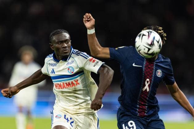 Paris Saint-Germain FC v RC Strasbourg Alsace - Ligue 1 McDonald s Guemissongui Ouattara of RC Strasbourg Alsace and Ibrahim Mbaye of Paris Saint-Germain play during the French L1 football match between Paris Saint-Germain and RC Strasbourg Alsace at the Parc des Princes Stadium. Paris France  Copyright: xIbrahimxEzzatx originalFilename:ezzat-notitle251017_np0IX.jpg