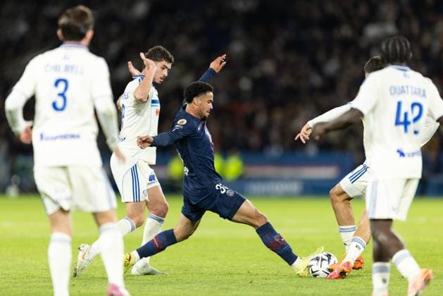 Paris Saint-Germain FC v RC Strasbourg Alsace - Ligue 1 McDonald s Warren Zaire-Emery of Paris Saint-Germain plays during the French L1 football match between Paris Saint-Germain (PSG) and RC Strasbourg Alsace at the Parc des Princes Stadium. Paris France  Copyright: xIbrahimxEzzatx originalFilename:ezzat-notitle251017_npM4F.jpg