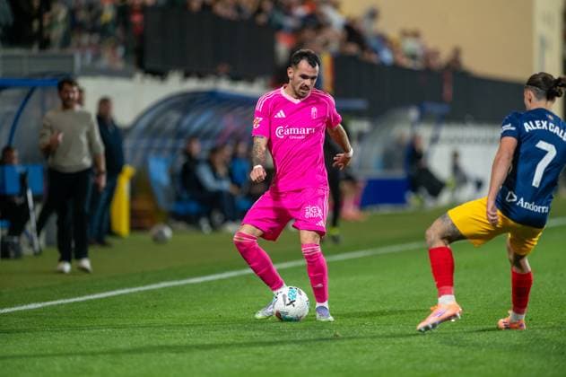 Andorra CF v Granada CF - LaLiga Hypermotion Alex Sola of Granada CF is in action during the La Liga Hypermotion 25-26 match between FC Andorra and Granada CF at Nou Estadi de la FAF in Encamp, Andorra, on October 17, 2025. Andorra Andorra  Copyright: xMartinxSilvaxCosentinox originalFilename:silvacosentino-lexsolao251017_npsdx.jpg