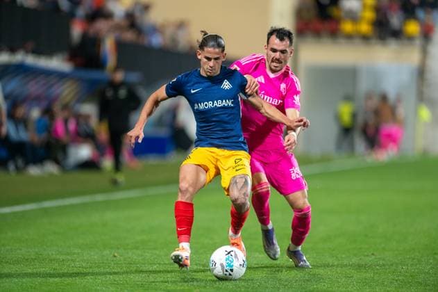 Andorra CF v Granada CF - LaLiga Hypermotion In Encamp, Andorra, on October 17, 2025, Alex Calvo of FC Andorra and Alex Sola of Granada CF compete for the ball during the LaLiga Hypermotion 2025-2026 match between FC Andorra and Granada CF at Estadi de la FAF. Andorra Andorra  Copyright: xMartinxSilvaxCosentinox originalFilename:silvacosentino-lexcalvo251017_npwNA.jpg