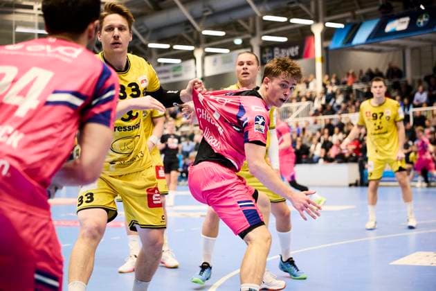Peter Strosack (TSV Bayer Dormagen, 24), Finn Schroven (TSV Bayer Dormagen, 19) vs Lars Jagieniak (HSG Krefeld Niederrhein 33), Matija Mircic (HSG Krefeld Niederrhein 97), Jörn Persson (HSG Krefeld Niederrhein 34) GER, TSV Bayer Dormagen vs HSG Krefeld Niederrhein, Handball, Handball Bundesliga, Saison 2024 2025, 17.10.2025 GER, TSV Bayer Dormagen vs HSG Krefeld Niederrhein, Handball, Handball Bundesliga, Saison 2024 2025, 17.10.2025 Dormagen Copyright: xEibner-Pressefoto xFrancescoxConsentinox