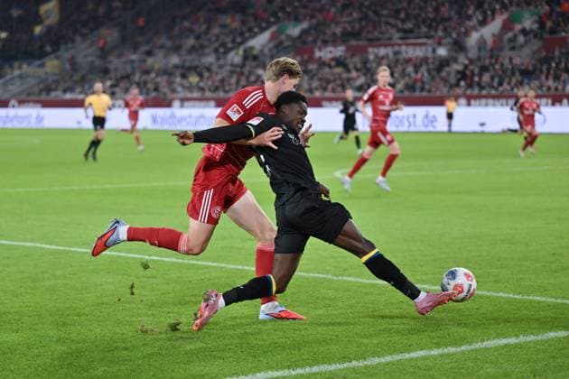 Christian Conteh (Eintracht Braunschweig), re., gegen Jesper Daland (Fortuna Duesseldorf) 17.10.2025, Fussball 2. Bundesliga, Saison 2025 2026, 9. Spieltag, Fortuna Düsseldorf - Eintracht Braunschweig 1:2 DFL regulations prohibit any use of photographs as image sequences and or quasi-video Duesseldorf Nordrhein Westfalen Deutschland