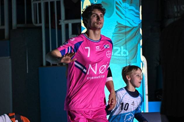 Deutschland, Handball, 2. Bundesliga, 8. Spieltag, 2025 2026, TSV Bayer Dormagen vs HSG Krefeld Niederrhein, 17.10.2025, TSV Bayer Sportcenter, Dormagen, Deutschland, Krischa Leis (TSV Bayer Dormagen, 7) mit Einlaufkind Copyright: xMarkusxVerwimpx