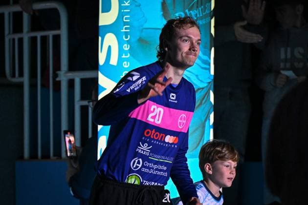 Deutschland, Handball, 2. Bundesliga, 8. Spieltag, 2025 2026, TSV Bayer Dormagen vs HSG Krefeld Niederrhein, 17.10.2025, TSV Bayer Sportcenter, Dormagen, Deutschland, Christian Simonsen (TSV Bayer Dormagen, 20) mit Einlaufkind Copyright: xMarkusxVerwimpx