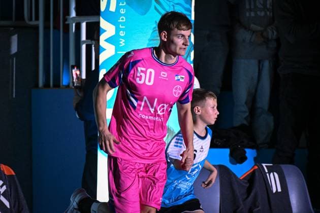 Deutschland, Handball, 2. Bundesliga, 8. Spieltag, 2025 2026, TSV Bayer Dormagen vs HSG Krefeld Niederrhein, 17.10.2025, TSV Bayer Sportcenter, Dormagen, Deutschland, Luis Pauli (TSV Bayer Dormagen, 50) mit Einlaufkind Copyright: xMarkusxVerwimpx