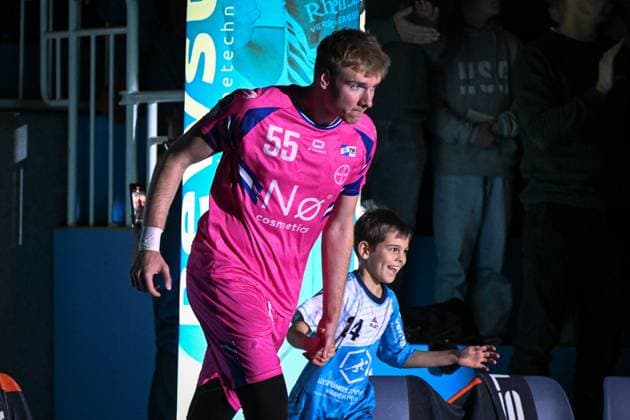 Deutschland, Handball, 2. Bundesliga, 8. Spieltag, 2025 2026, TSV Bayer Dormagen vs HSG Krefeld Niederrhein, 17.10.2025, TSV Bayer Sportcenter, Dormagen, Deutschland, Frederik Sondermann (TSV Bayer Dormagen, 55) mit Einlaufkind Copyright: xMarkusxVerwimpx