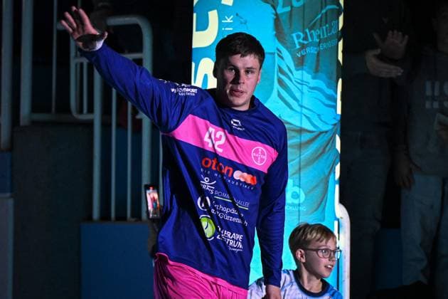 Deutschland, Handball, 2. Bundesliga, 8. Spieltag, 2025 2026, TSV Bayer Dormagen vs HSG Krefeld Niederrhein, 17.10.2025, TSV Bayer Sportcenter, Dormagen, Deutschland, Jan Schmidt (TSV Bayer Dormagen, 42) mit Einlaufkind Copyright: xMarkusxVerwimpx