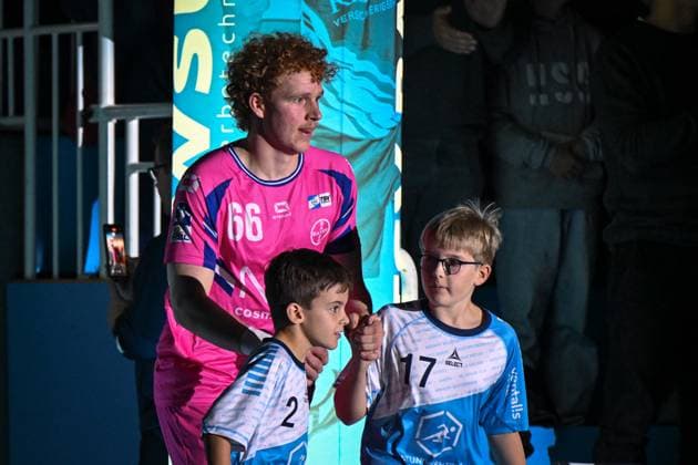 Deutschland, Handball, 2. Bundesliga, 8. Spieltag, 2025 2026, TSV Bayer Dormagen vs HSG Krefeld Niederrhein, 17.10.2025, TSV Bayer Sportcenter, Dormagen, Deutschland, Julius Hein (TSV Bayer Dormagen, 66) mit Einlaufkindern Copyright: xMarkusxVerwimpx