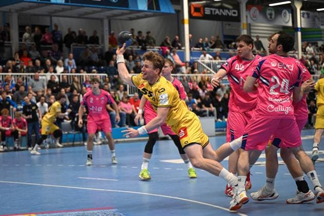 Deutschland, Handball, 2. Bundesliga, 8. Spieltag, 2025 2026, TSV Bayer Dormagen vs HSG Krefeld Niederrhein, 17.10.2025, TSV Bayer Sportcenter, Dormagen, Deutschland, Niklas Ingenpaß (HSG Krefeld Niederrhein, 55) beim Torwurf Copyright: xMarkusxVerwimpx
