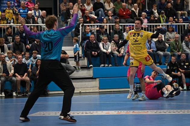Deutschland, Handball, 2. Bundesliga, 8. Spieltag, 2025 2026, TSV Bayer Dormagen vs HSG Krefeld Niederrhein, 17.10.2025, TSV Bayer Sportcenter, Dormagen, Deutschland, Mike Schulz (HSG Krefeld Niederrhein, 23) beim Torwurf Copyright: xMarkusxVerwimpx