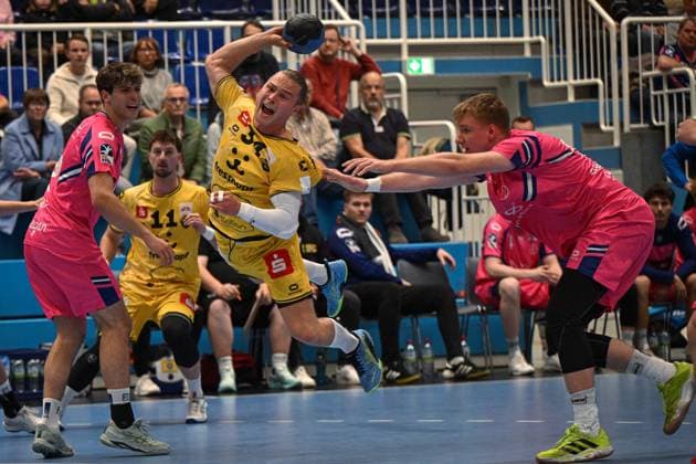 Deutschland, Handball, 2. Bundesliga, 8. Spieltag, 2025 2026, TSV Bayer Dormagen vs HSG Krefeld Niederrhein, 17.10.2025, TSV Bayer Sportcenter, Dormagen, Deutschland, Jörn Persson (HSG Krefeld Niederrhein, 34) setzt sich durch und wirft aufs Tor Copyright: xMarkusxVerwimpx