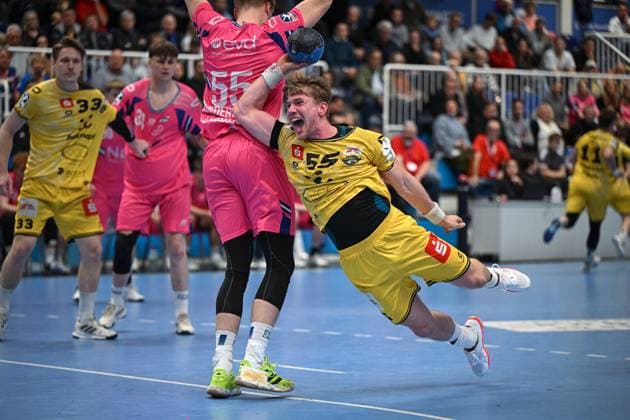 Deutschland, Handball, 2. Bundesliga, 8. Spieltag, 2025 2026, TSV Bayer Dormagen vs HSG Krefeld Niederrhein, 17.10.2025, TSV Bayer Sportcenter, Dormagen, Deutschland, Fallwurf durch Niklas Ingenpaß (HSG Krefeld Niederrhein, 55) Copyright: xMarkusxVerwimpx