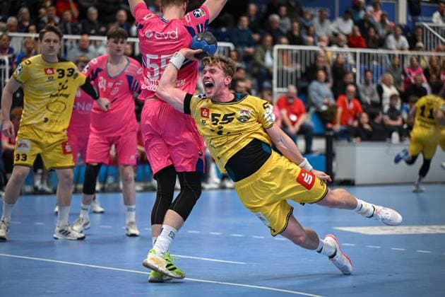 Deutschland, Handball, 2. Bundesliga, 8. Spieltag, 2025 2026, TSV Bayer Dormagen vs HSG Krefeld Niederrhein, 17.10.2025, TSV Bayer Sportcenter, Dormagen, Deutschland, Torwurf Niklas Ingenpaß (HSG Krefeld Niederrhein, 55) Copyright: xMarkusxVerwimpx