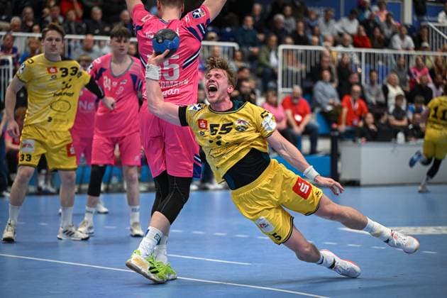 Deutschland, Handball, 2. Bundesliga, 8. Spieltag, 2025 2026, TSV Bayer Dormagen vs HSG Krefeld Niederrhein, 17.10.2025, TSV Bayer Sportcenter, Dormagen, Deutschland, Niklas Ingenpaß (HSG Krefeld Niederrhein, 55) wirft im Fallen aufs Tor der Gastgeber Copyright: xMarkusxVerwimpx