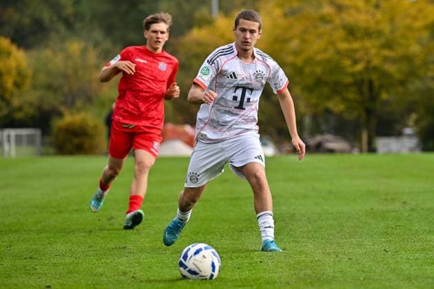 DFB U19-Nachwuchsliga: SpVgg Unterhaching - FC Bayern München U19; 18.10.2025 am Ball Yll GASHI (FC Bayern München U19 9) U19 DFB Nachwuchsliga: SpVgg Unterhaching - FC Bayern München; Sportschule Oberhaching am 18.10.2025 Copyright: xBEAUTIFULxSPORTS Goldbergx