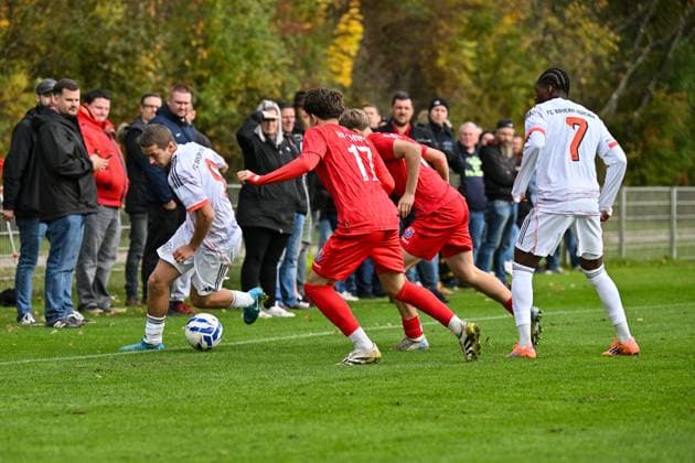 DFB U19-Nachwuchsliga: SpVgg Unterhaching - FC Bayern München U19; 18.10.2025 v. l. Yll GASHI (FC Bayern München U19 9), Moritz BRONNER (SpVgg Unterhaching U19 17), Marinus SPANN (SpVgg Unterhaching U19 8) und Uzorchukwu Frank EGWUATU (FC Bayern München 7) Zweikampf U19 DFB Nachwuchsliga: SpVgg Unterhaching - FC Bayern München; Sportschule Oberhaching am 18.10.2025 Copyright: xBEAUTIFULxSPORTS Goldbergx