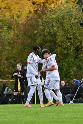 DFB U19-Nachwuchsliga: SpVgg Unterhaching - FC Bayern München U19; 18.10.2025 Jubel der Gäste nach dem Treffer zum 0-1 durch Maycon Douglas NORMANHA CAROZO (FC Bayern München U19 11) Tor Torschuetze Freude Happy U19 DFB Nachwuchsliga: SpVgg Unterhaching - FC Bayern München; Sportschule Oberhaching am 18.10.2025 Copyright: xBEAUTIFULxSPORTS Goldbergx