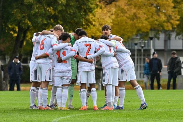 DFB U19-Nachwuchsliga: SpVgg Unterhaching - FC Bayern München U19; 18.10.2025 Die Spieler der kleinen Bayern motivieren sich nochmal vor der Partie U19 DFB Nachwuchsliga: SpVgg Unterhaching - FC Bayern München; Sportschule Oberhaching am 18.10.2025 Copyright: xBEAUTIFULxSPORTS Goldbergx