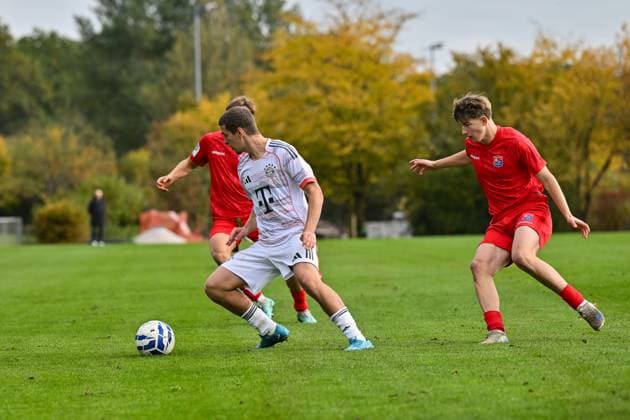 DFB U19-Nachwuchsliga: SpVgg Unterhaching - FC Bayern München U19; 18.10.2025 im Duell Yll GASHI (FC Bayern München U19 9) und Marinus SPANN (SpVgg Unterhaching U19 8) Zweikampf U19 DFB Nachwuchsliga: SpVgg Unterhaching - FC Bayern München; Sportschule Oberhaching am 18.10.2025 Copyright: xBEAUTIFULxSPORTS Goldbergx