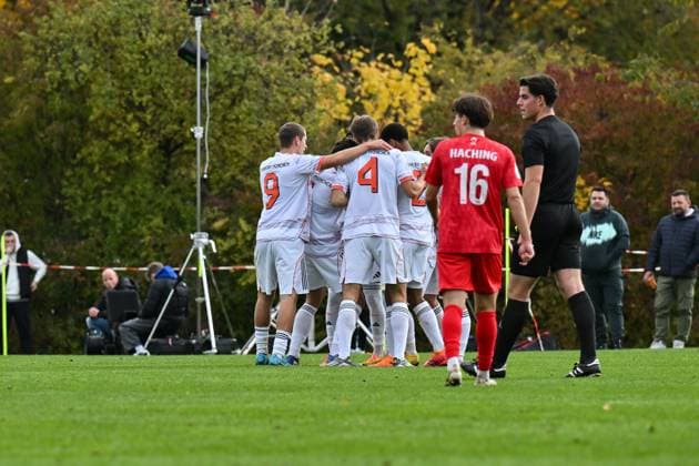 DFB U19-Nachwuchsliga: SpVgg Unterhaching - FC Bayern München U19; 18.10.2025 Jubel der Gäste nach dem Treffer zum 0-1 durch Maycon Douglas NORMANHA CAROZO (FC Bayern München U19 11) Tor Torschuetze Freude Happy U19 DFB Nachwuchsliga: SpVgg Unterhaching - FC Bayern München; Sportschule Oberhaching am 18.10.2025 Copyright: xBEAUTIFULxSPORTS Goldbergx