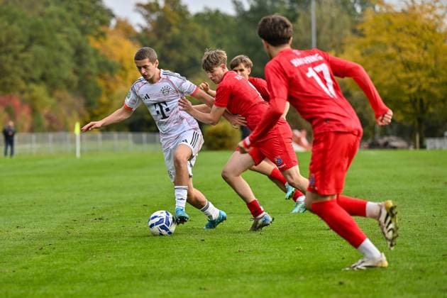 DFB U19-Nachwuchsliga: SpVgg Unterhaching - FC Bayern München U19; 18.10.2025 im Duell Yll GASHI (FC Bayern München U19 9) und Marinus SPANN (SpVgg Unterhaching U19 8) Zweikampf U19 DFB Nachwuchsliga: SpVgg Unterhaching - FC Bayern München; Sportschule Oberhaching am 18.10.2025 Copyright: xBEAUTIFULxSPORTS Goldbergx