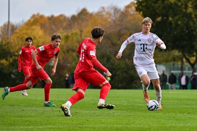 DFB U19-Nachwuchsliga: SpVgg Unterhaching - FC Bayern München U19; 18.10.2025 im duell Moritz BRONNER (SpVgg Unterhaching U19 17) und Leopold SCHMID (FC Bayern München 6) Zweikampf U19 DFB Nachwuchsliga: SpVgg Unterhaching - FC Bayern München; Sportschule Oberhaching am 18.10.2025 Copyright: xBEAUTIFULxSPORTS Goldbergx