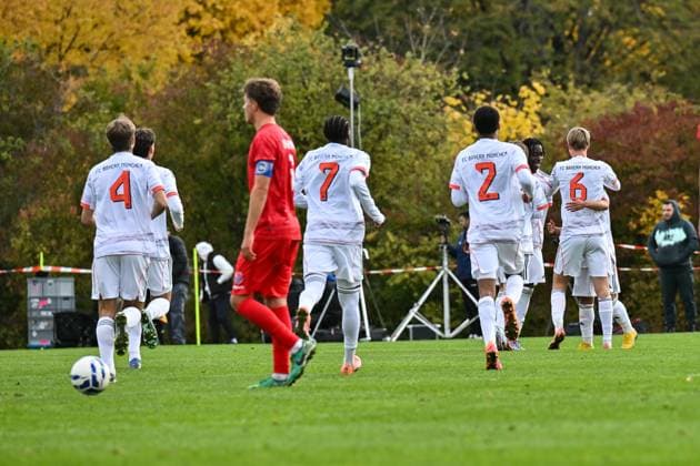 DFB U19-Nachwuchsliga: SpVgg Unterhaching - FC Bayern München U19; 18.10.2025 Jubel der Gäste nach dem Treffer zum 0-1 durch Maycon Douglas NORMANHA CAROZO (FC Bayern München U19 11) Tor Torschuetze Freude Happy U19 DFB Nachwuchsliga: SpVgg Unterhaching - FC Bayern München; Sportschule Oberhaching am 18.10.2025 Copyright: xBEAUTIFULxSPORTS Goldbergx