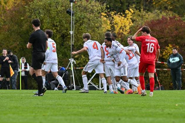 DFB U19-Nachwuchsliga: SpVgg Unterhaching - FC Bayern München U19; 18.10.2025 Jubel der Gäste nach dem Treffer zum 0-1 durch Maycon Douglas NORMANHA CAROZO (FC Bayern München U19 11) Tor Torschuetze Freude Happy U19 DFB Nachwuchsliga: SpVgg Unterhaching - FC Bayern München; Sportschule Oberhaching am 18.10.2025 Copyright: xBEAUTIFULxSPORTS Goldbergx