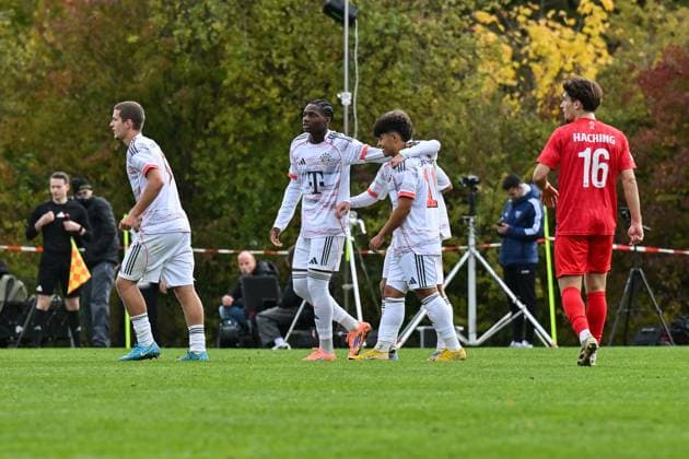 DFB U19-Nachwuchsliga: SpVgg Unterhaching - FC Bayern München U19; 18.10.2025 Jubel der Gäste nach dem Treffer zum 0-1 durch Maycon Douglas NORMANHA CAROZO (FC Bayern München U19 11) Tor Torschuetze Freude Happy U19 DFB Nachwuchsliga: SpVgg Unterhaching - FC Bayern München; Sportschule Oberhaching am 18.10.2025 Copyright: xBEAUTIFULxSPORTS Goldbergx
