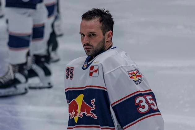 Penny DEL: Löwen Frankfurt - EHC Red Bull München, 17.10.2025 Mathias Niederberger (EHC Red Bull München 35), Freisteller, Portrait Porträt, Löwen Frankfurt - EHC Red Bull München, Frankfurt, NIX Eissporthalle, 17.10.2025 *** Penny DEL Löwen Frankfurt EHC Red Bull Munich, 17 10 2025 Mathias Niederberger EHC Red Bull Munich 35 , clipping, portrait portrait, Löwen Frankfurt EHC Red Bull Munich, Frankfurt, NIX Eissporthalle, 17 10 2025 Copyright: xBEAUTIFULxSPORTS Gawlikx