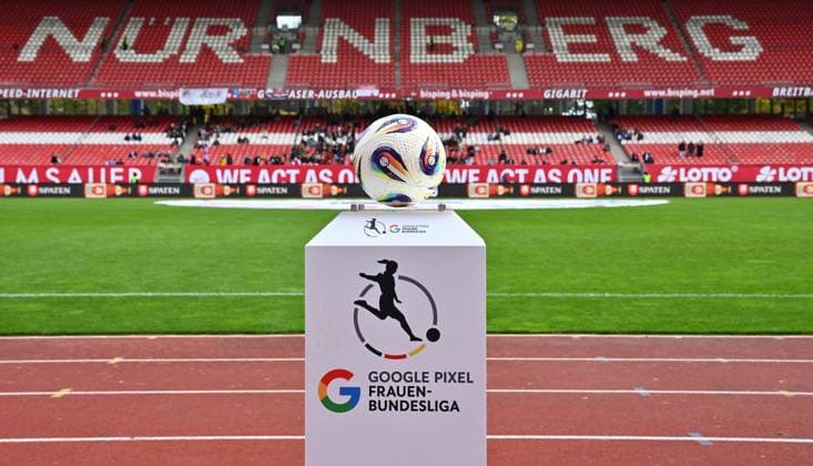 17.10.2025 - Fussball - Saison 2025 2026 - 1. Google Pixel Frauen Bundesliga - 07. Spieltag: 1. FC Nürnberg FCN ( Club Clubfrauen ) - SC Freiburg - Sportfoto Zink - xwoxzix - Feature Impression Symbolbild Symbolfoto - Spielball Ball auf Stele - Wappen Logo Emblem