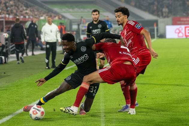 17.10.2025, Fussball: 2. Bundesliga, Saison 2025 2026, 09. Spieltag, Fortuna Duesseldorf - Eintracht Braunschweig in der Merkur-Spiel Arena in Duesseldorf. Zweikampf zwischen Christian Joe Conteh (Eintracht Braunschweig, 32) und Kenneth Schmidt (Fortuna Duesseldorf, 04). Wichtiger Hinweis: Gemaess den Vorgaben der DFL Deutsche Fussball Liga bzw. des DFB Deutscher Fussball-Bund ist es untersagt, in dem Stadion und oder vom Spiel angefertigte Fotoaufnahmen in Form von Sequenzbildern und oder videoaehnlichen Fotostrecken zu verwerten bzw. verwerten zu lassen. Foto: Kirchner-Media Thomas Haesler Copyright: xKirchner-Media ThomasxHaeslerx