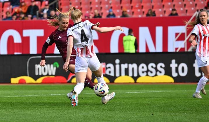 17.10.2025 - Fussball - Saison 2025 2026 - 1. Google Pixel Frauen Bundesliga - 07. Spieltag: 1. FC Nürnberg FCN ( Club Clubfrauen ) - SC Freiburg - Sportfoto Zink - xwoxzix - Luisa Guttenberger (4, 1. FC Nürnberg FCN ) erzielt Treffer Tor Torschuß zum 1:0 gegen Meret Felde ( 4 , SC Freiburg )